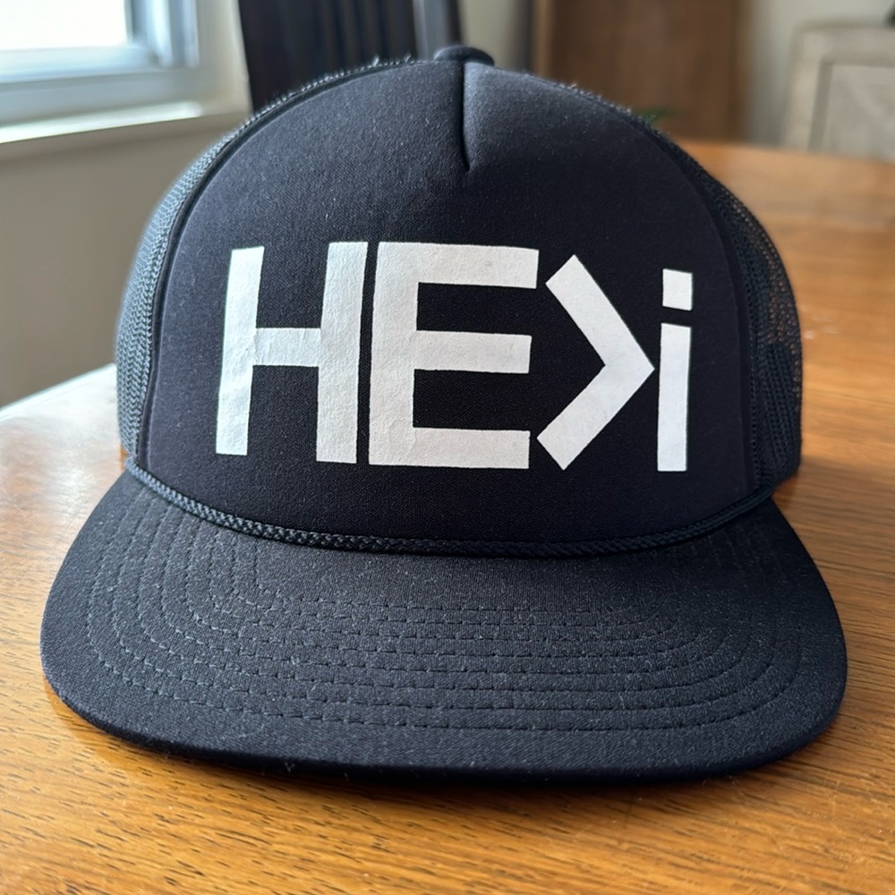 HE>I logo flat bill trucker hat